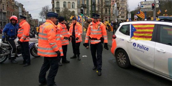 La polic&iacute;a belga est&aacute; al mejill&oacute;n y los separatistas le cuelan el trapajo estelado