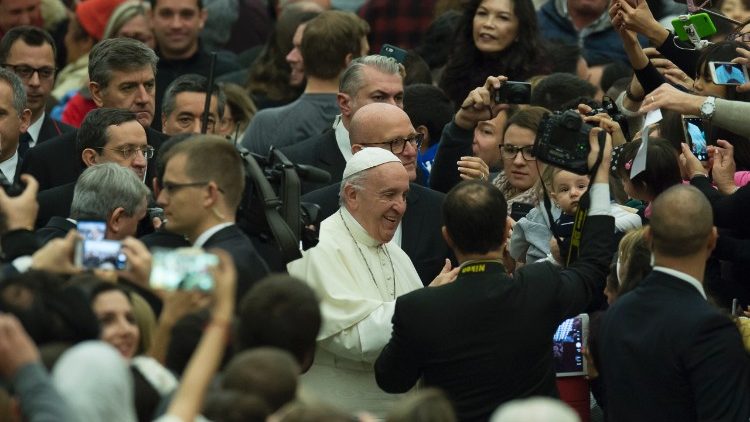 Francisco, a los te&oacute;logos: "Asuman la tarea de repensar la Iglesia para que sea conforme al Evangelio"