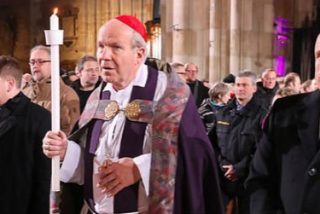 Sch&ouml;nborn organiza un acto en memoria de las v&iacute;ctimas del SIDA en la catedral de Viena