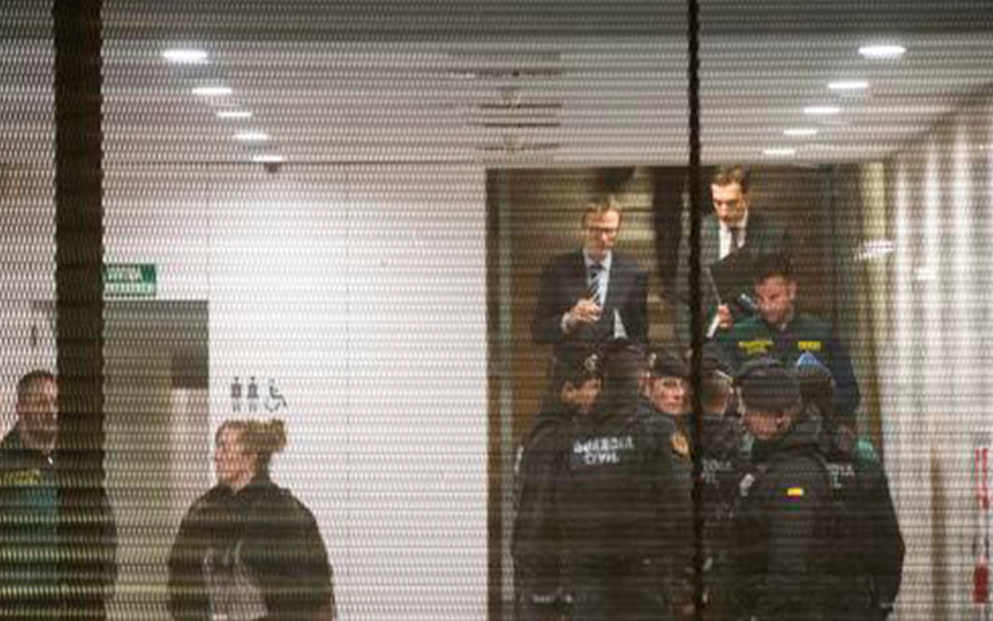 Los Mossos d'Esquadra cargan contra los independentistas que intentan bloquear el traslado de los bienes de Sijena