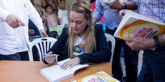 Lilian Tintori presenta en Caracas el libro que Leopoldo López escribió en la cárcel