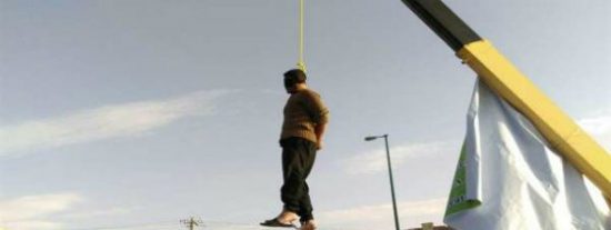 Pena de Muerte: Los ayatol&aacute;s ahorcan en una gr&uacute;a a un joven iran&iacute;