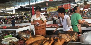 El Gobierno comunista de Pek&iacute;n saca a los perros de la lista de animales que permite comer a los chinos
