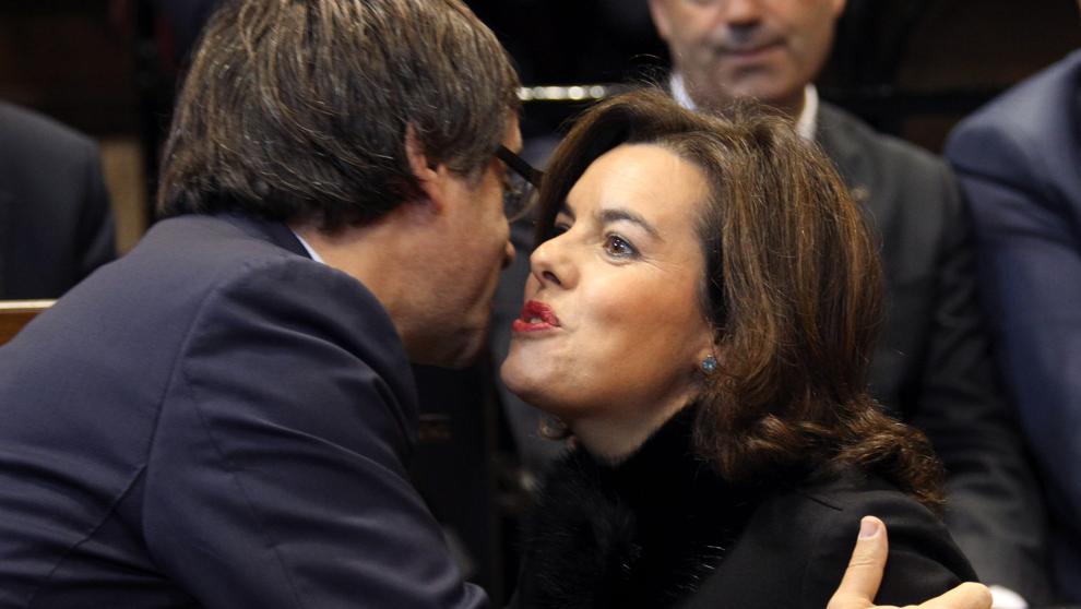 Puigdemont se pasa tres pueblos: pide cesar a Soraya Sáenz de Santamaría