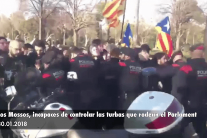 La total incapacidad y desidia de los Mossos para controlar a las turbas que acaban rompiendo el cord&oacute;n de seguridad