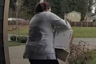 Esta ladrona intenta robar un paquete postal y recibe su merecido instant&aacute;neo