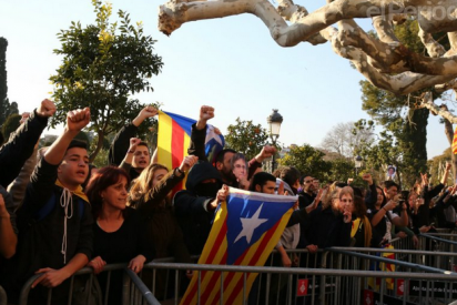 Los 'Puigdemont boys' rompen el cord&oacute;n de los Mossos y gritan "prensa espa&ntilde;ola, manipuladora"