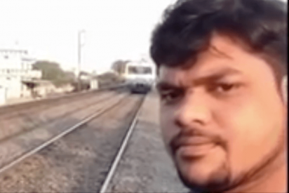 Quer&iacute;a hacerse un 'videoselfi' pero graba el momento en que es atropellado por un tren
