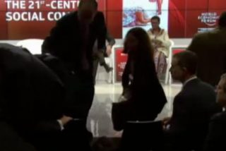 El ministro Dastis sufre un desmayo en Davos y el rey Felipe VI acude a socorrerle