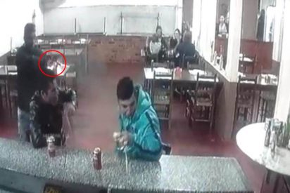Sicarios: con esta frialdad acribillan al parroquiano mientras bebe cerveza en una pizzer&iacute;a