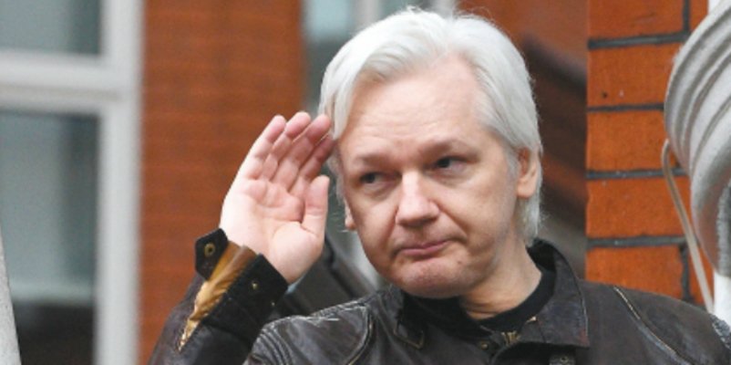 Julian Assange es algo guarrete y lo que genera serios problemas en la embajada ecuatoriana en Londres