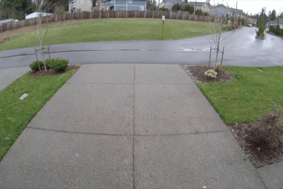 Esta ladrona intenta robar un paquete postal y recibe su merecido instant&aacute;neo