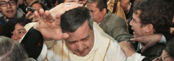 El Nuncio en Chile "complic&oacute; y bloque&oacute;" la renuncia de Juan Barros