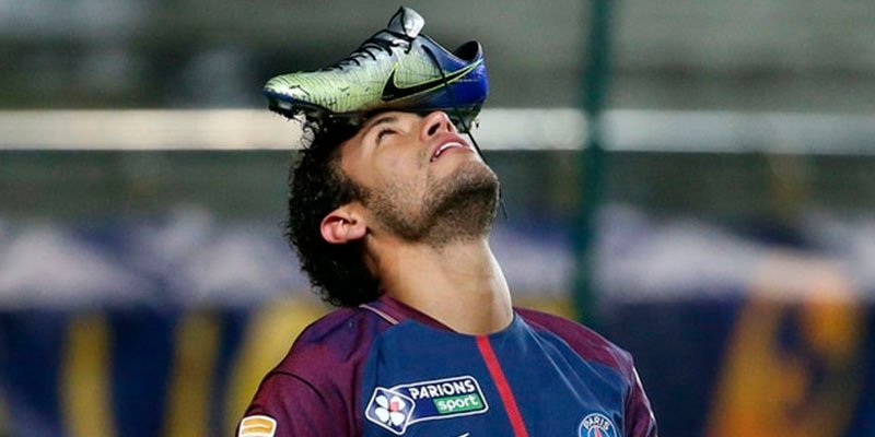 ¿Sabes por qué Neymar festejó su último gol con una bota en la frente?