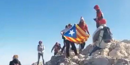 As&iacute; pone en su sitio un 'tabarn&eacute;s' a unos separatas por ondear una estelada en el Teide