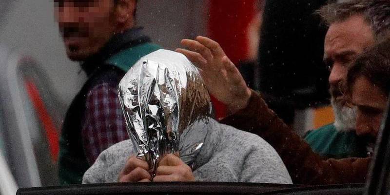 ¿Por qué un asesino como 'El Chicle' sí puede taparse la cara y Rato o Chaves no?