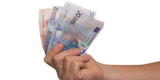 El Ibex 35 se impone a la subida del euro y escala un 1% en la semana