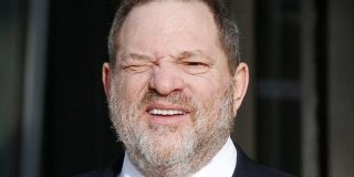 Le parten la cara a Harvey Weinstein en un restaurante