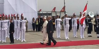 Francisco llega a Perú como "peregrino de la esperanza"