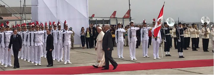 Francisco llega a Perú como "peregrino de la esperanza"