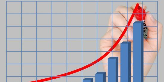 El Ibex 35 cierra con una subida del 1%, a las puertas de los 10.600 puntos