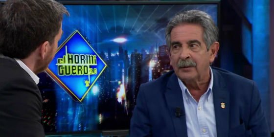 Revilla reparte con la mano abierta a Puigdemont y a Mas