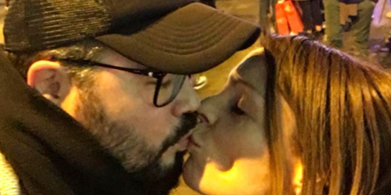 Así son los besos de Rufián de incógnito entre banderas de España