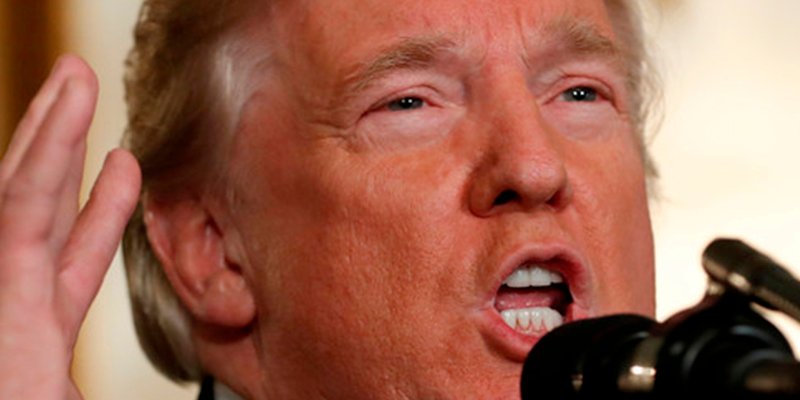 Trump responde a los rumores sobre su salud mental a su manera habitual