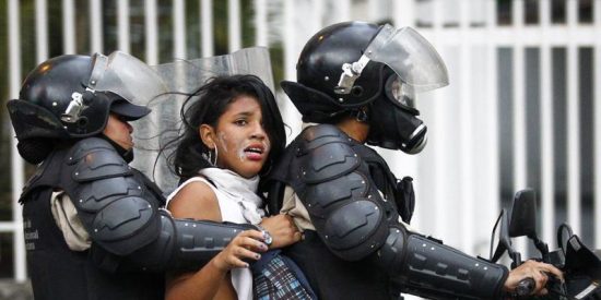 Un polic&iacute;a chavista mata a una embarazada de 18 a&ntilde;os en un reparto de comida en Venezuela