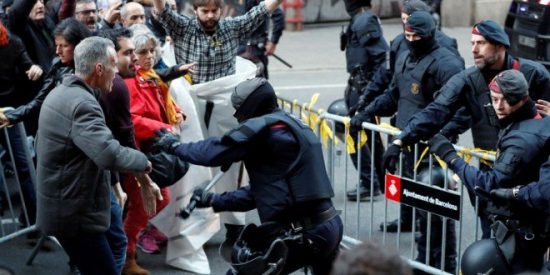 Con estas porras calientan las cacerolas 'indepes' los mossos: "&iexcl;Hijoputas!"