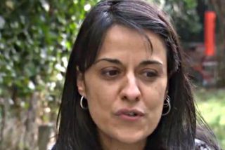 La sudorosa Anna Gabriel 'hace un Puigdemont', huye de la Justicia y anuncia que se queda en Suiza