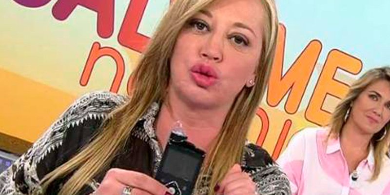Bel&eacute;n Esteban muestra su bomba de insulina poniendo morritos