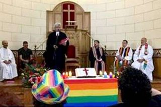 La IEE pone la Biblia en el 'altar' del orgullo gay