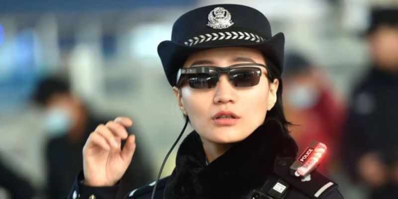 La Policía china usa gafas de reconocimiento facial para pillar delincuentes