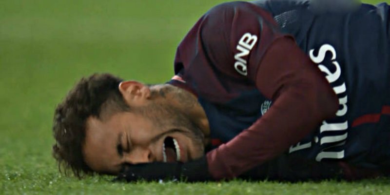 Neymar, lesionado, abandona el campo en camilla y es duda ante el Real Madrid