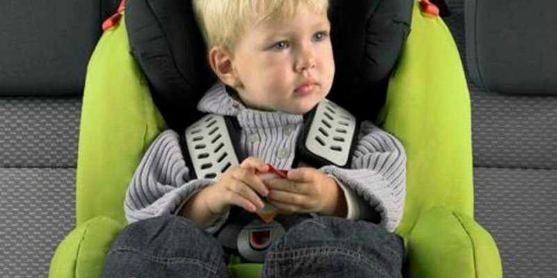No dejes nunca a tu hijo con el abrigo puesto en el coche porque dispara los riesgos en caso de accidente
