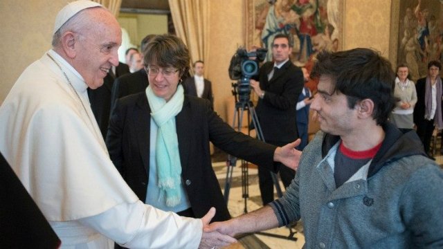 El Papa llora con un joven abandonado por su madre