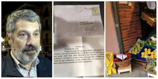 Pere Grau (Juntos por Catalu&ntilde;a), la carta recibida por el frutero y el lazo amarillo en el local.