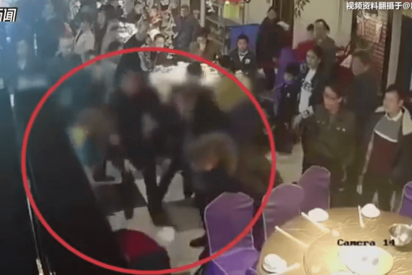 As&iacute; machacan a golpes a una camarera en un restaurante en China por servir las mesas muy despacio