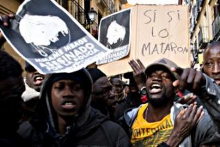 Una banda enloquecida de inmigrantes destroza coches en el centro de Madrid