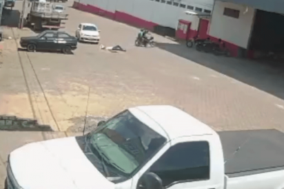 Este hombre recibe un tiro en la cabeza y nadie acude a socorrerlo