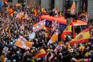 As&iacute; encabeza Tom&aacute;s Guasch, ministro de deportes de Tabarnia, la ofrenda floral en la movilizaci&oacute;n masiva
