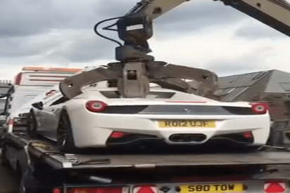 As&iacute; destruye la polic&iacute;a el Ferrari de un millonario