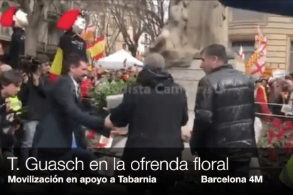Tom&aacute;s Guasch, ministro de deportes de Tabarnia, encabeza la ofrenda floral en la movilizaci&oacute;n masiva del 4M