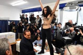 La activista de Femen le monta un pollo descomunal a Berlusconi en su cara