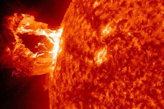 Tres sat&eacute;lites de la NASA recrean erupciones solares en 3D