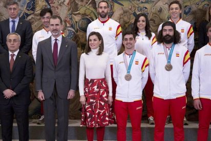 La Reina Letizia rinde homenaje a la selecci&oacute;n espa&ntilde;ola con su &uacute;ltimo estilismo