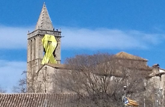 El Obispado de Lleida aclara que "nadie ha pedido autorizaci&oacute;n" para colocar lazos en iglesias