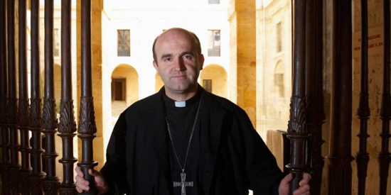 Los fieles cierran un templo de San Sebasti&aacute;n en protesta por el cambio de p&aacute;rroco