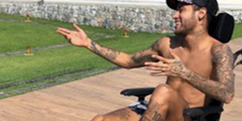 Cachondeo en la redes sociales al compararse Neymar con Stephen Hawking